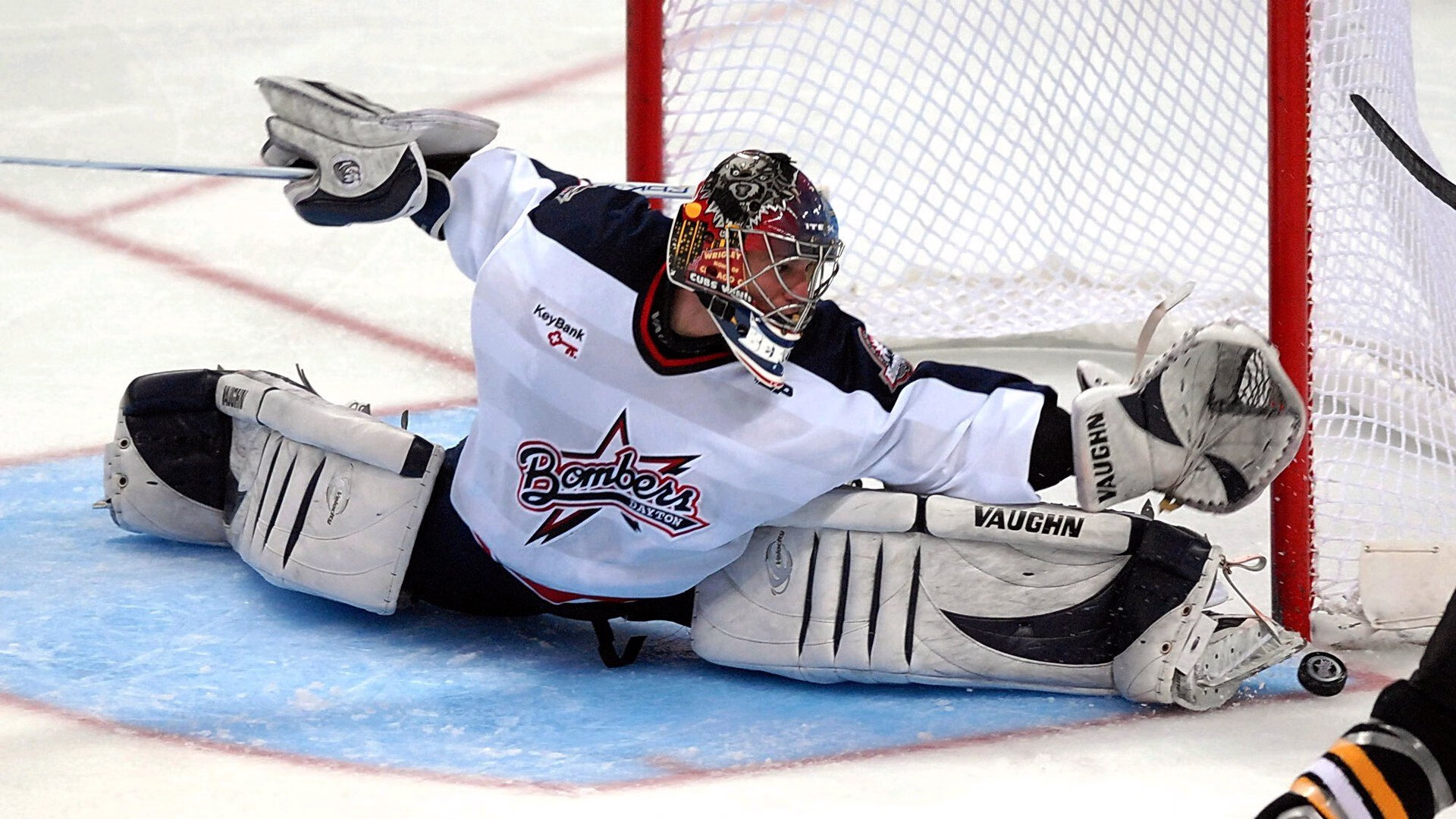 尼斯依靠高位压迫打乱对手节奏，尼斯持刀袭击